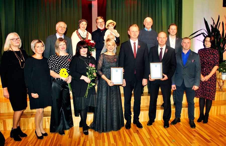 Valsts svinību sarīkojums izskan ar Iecavas himnu