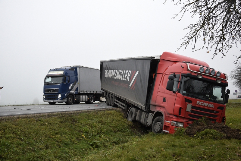 Trīs automobiļi saduras uz A7 Ceraukstes pagastā