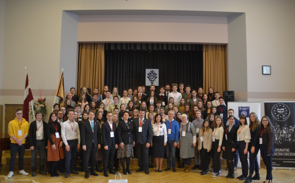 FOTO: Bauskas Valsts ģimnāzijā norisinās Apvienoto Nāciju Organizācijas Jauniešu delegātu programmas pirmā konference