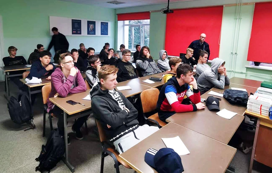 Pārstāt šausmināties un sniegt jauniešiem zināšanas