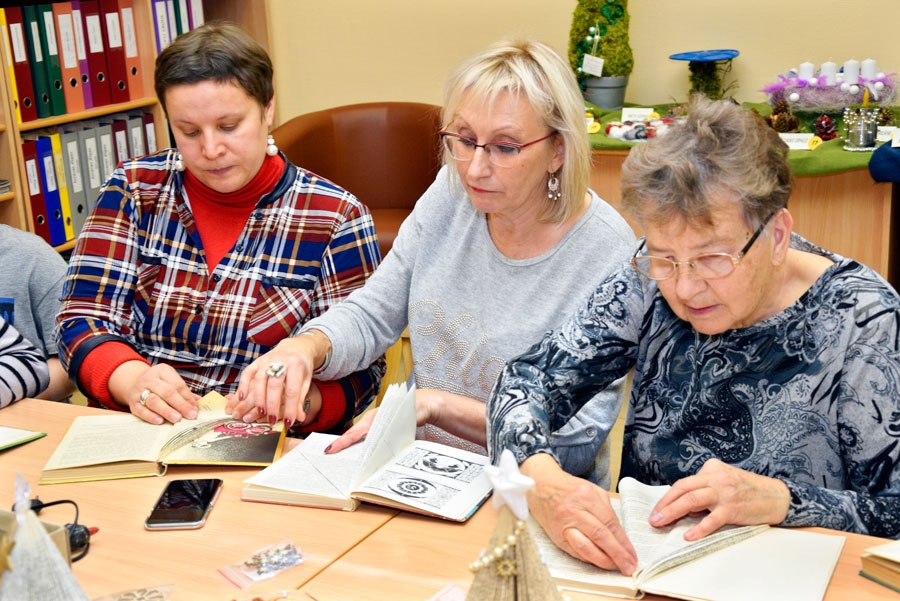 Ar dažādību izpausmēs, materiālā, formā