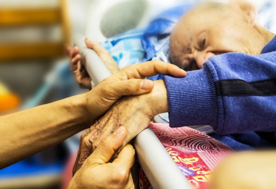 Neviens ģimenei nevar uzspiest pieņemt aprūpētāju