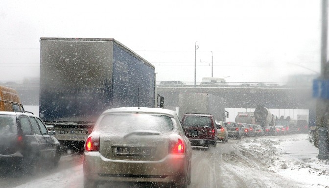 Otrdienas rītā daudzviet autoceļi apledojuši un sniegoti; uz Bauskas šosejas braukšana apgrūtināta posmā no Rīgas līdz Ķekavai