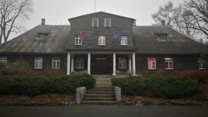 Ar 75 900 eiro sākumcenu mēģinās izsolīt slēgtās Dzimtmisas skolas ēku