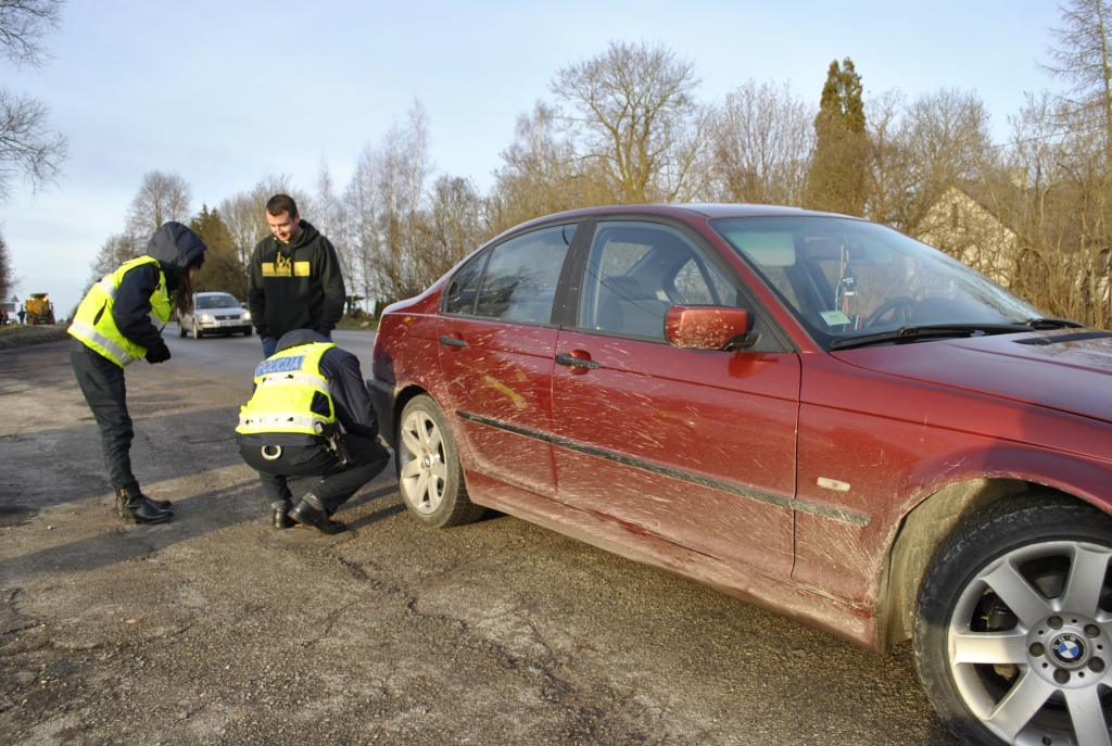 Profilaktiskā reidā policisti pārbauda automobiļu riepu protektorus