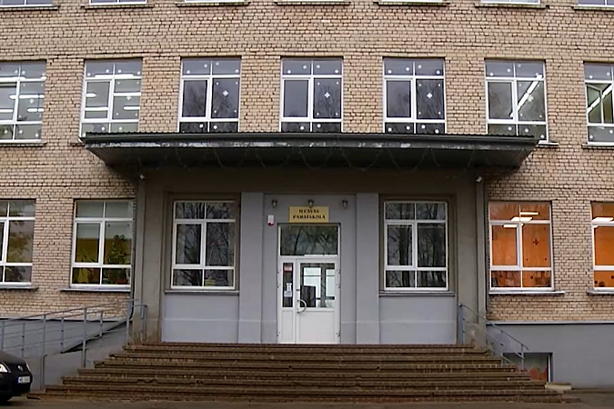 Iecavas pamatskolas videonovērošanas kameru ieraksti neliecinot, ka skolā būtu notikusi vardarbība pret pirmklasnieku