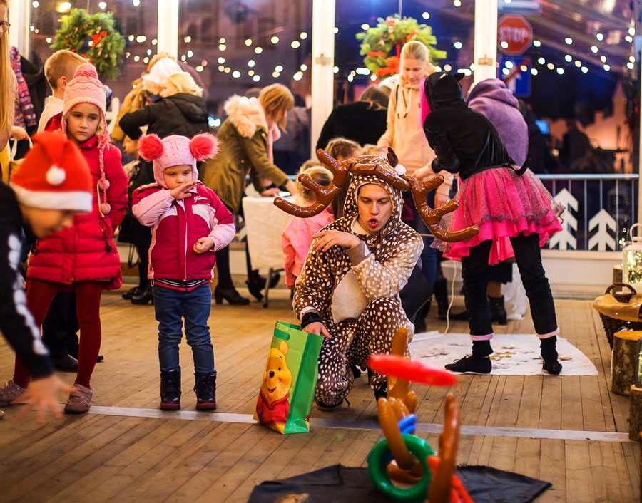 Ar «Pigoriņu» balsīm atklāta Ziemassvētku māja