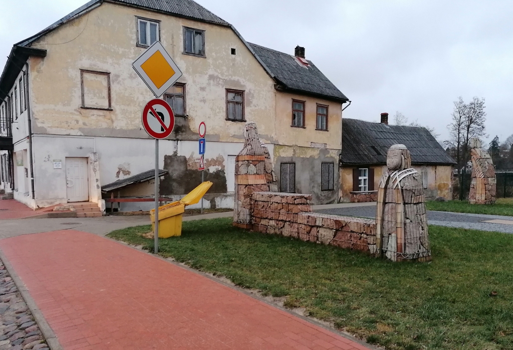 Ebreju memoriāls Bauskā kompozīcijā ar smilšu kasti