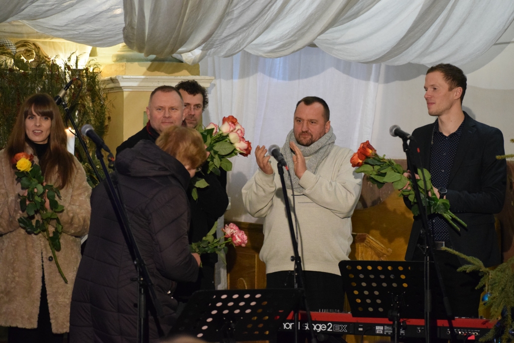 FOTO UN VIDEO: Kurmenes baznīcā izskan labdarības koncerts