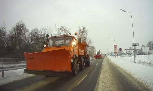 Sniegotos un apledojušos ceļus visā Latvijā šorīt tīra 131 ziemas tehnikas vienība