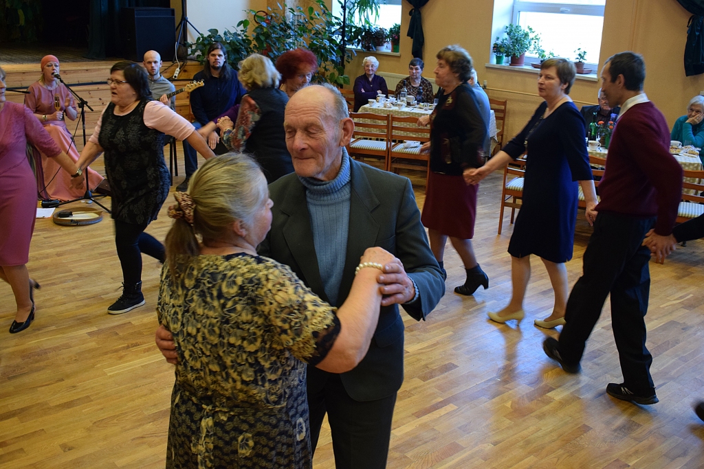 FOTO un VIDEO: Kurmenes pagasta seniori rod prieku kopīgos svētkos