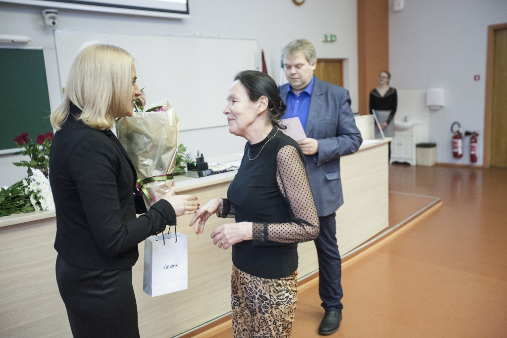 Bauskas 2. vidusskolas skolotāju sumina par ķīmijas studijām labi sagatavotiem skolēniem