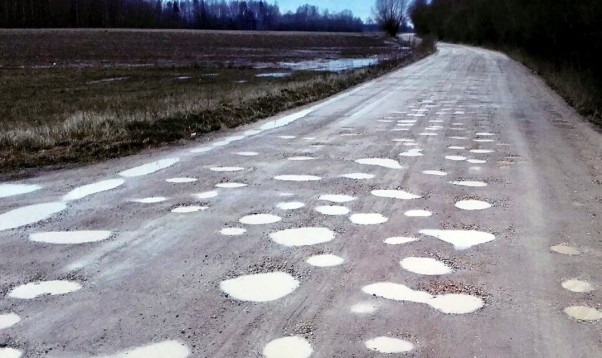 «Latvijas valsts ceļi» ziemas sezonā ietaupītos līdzekļus novirzīs grants autoceļu sakārtošanai vasarā