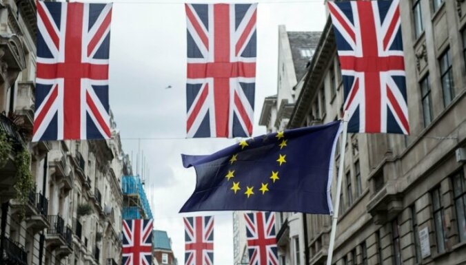 Pēc «Brexit» no praktiskā viedokļa līdz gada beigām nekas nemainīsies ne ierindas pilsoņiem, ne uzņēmējiem, atgādina ĀM