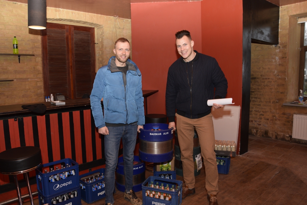 Trīs baušķenieki Bauskas vecpilsētā atver bāru «Montana»
