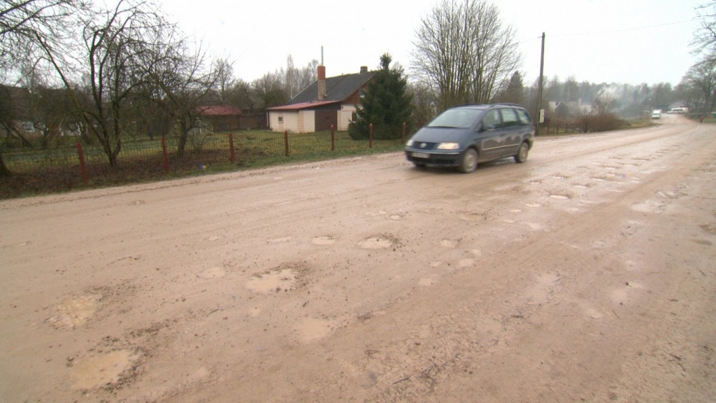 VIDEO: Bauskas iela Vecumniekos – dubļi un bedres; labošanai ne novadam, ne LVC nav naudas
