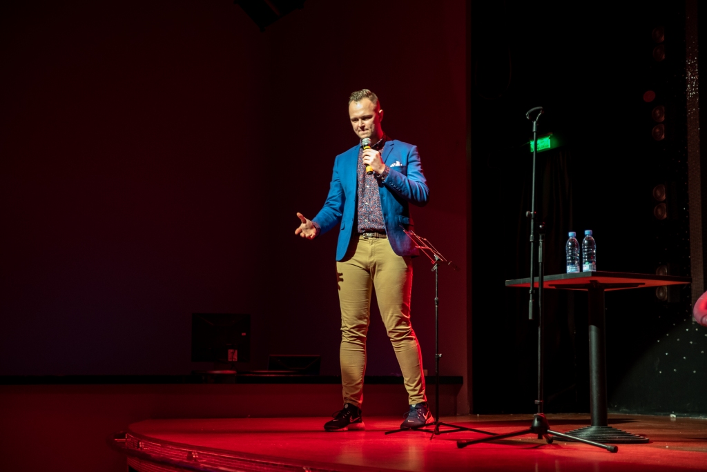 Rihards Čerkovskis svētdien ar izrādi «Tinder Surpise» smīdinās Bauskā