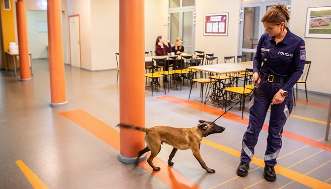 Policija turpinās skolās rīkot narkotisko vielu pārbaudes