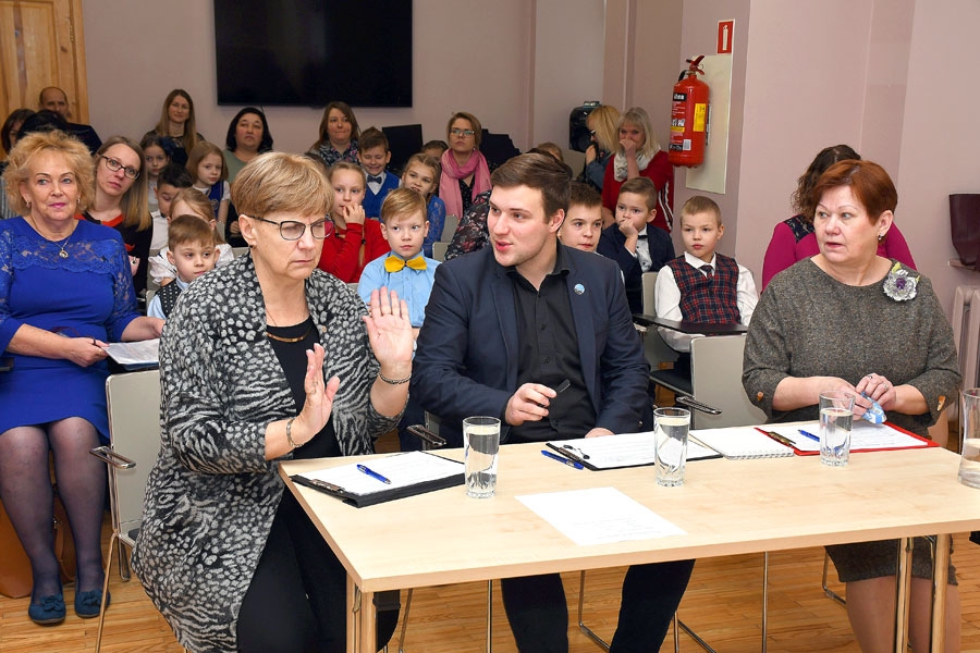 Uz skatuves katrs ir aktieris savā lomā