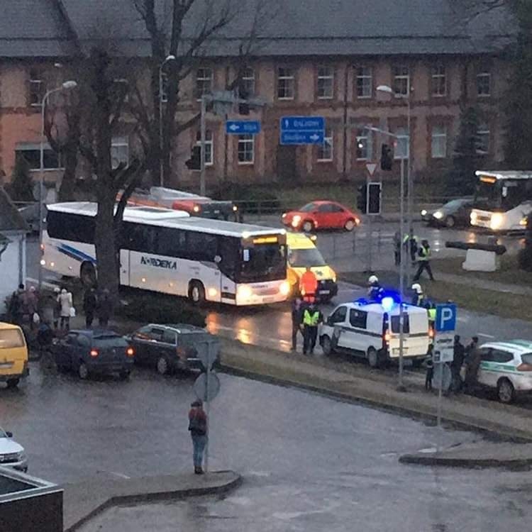Iecavā pasažieru autobuss uz gājēju pārejas nāvējoši notriec zēnu