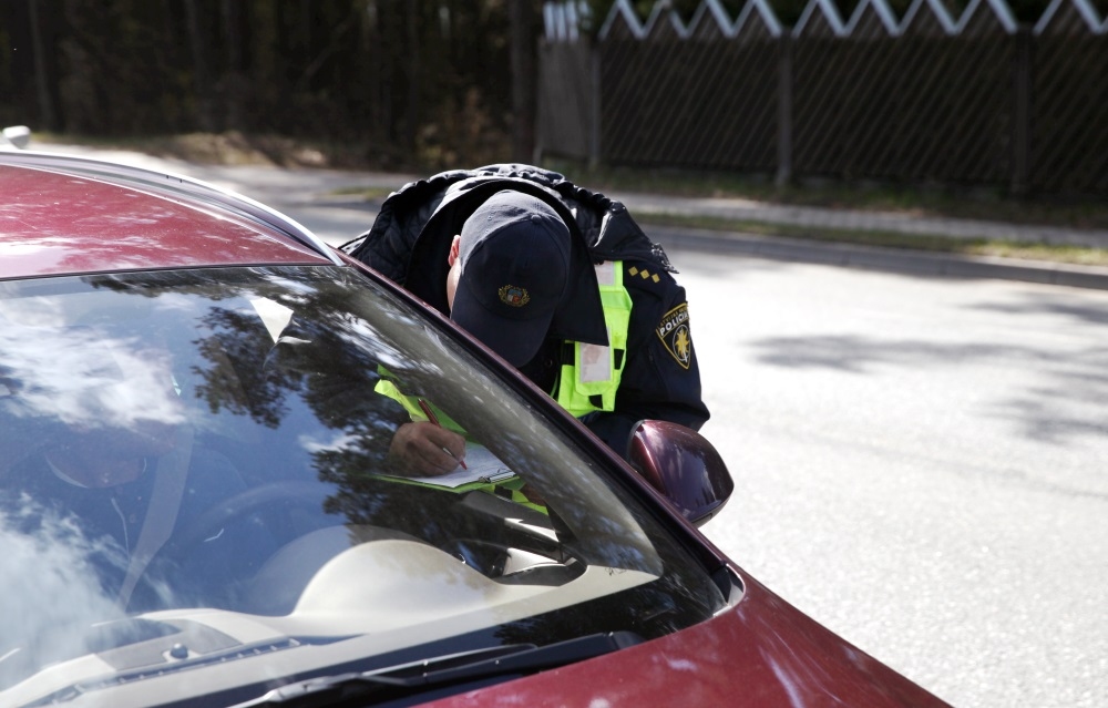 Policija reidā kontrolēs telefona lietošanu pie stūres