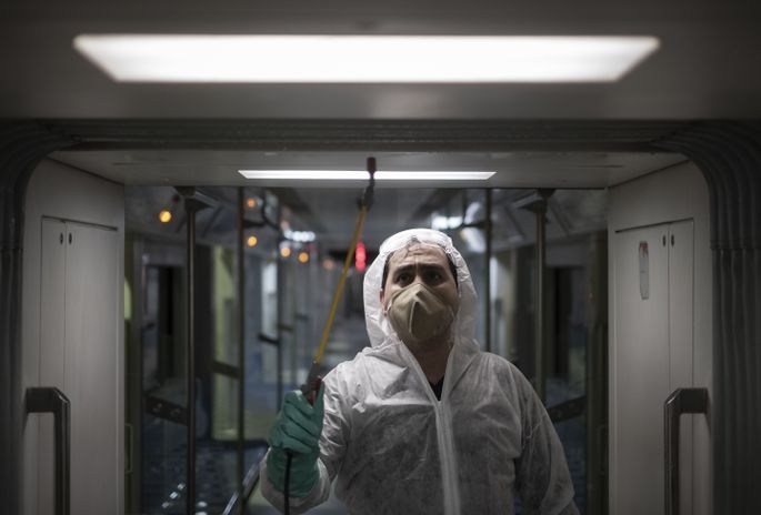 Infektoloģijas centra galvenā ārste: «Covid-19» uzliesmojuma dēļ skolēnu brīvlaikā nebūtu ieteicams doties uz ārvalstīm
