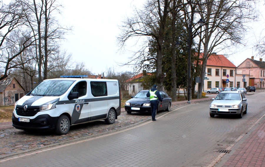 Policija īpašā reidā ķer autovadītājus, kuri pie stūres izmanto tālruņus