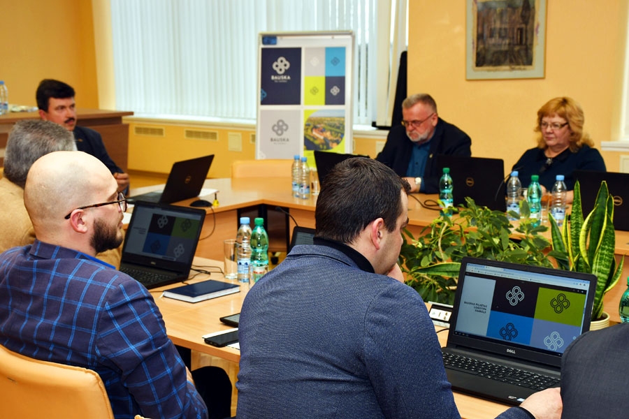 Apvieno bezgalību, ceļus, tautas rakstus