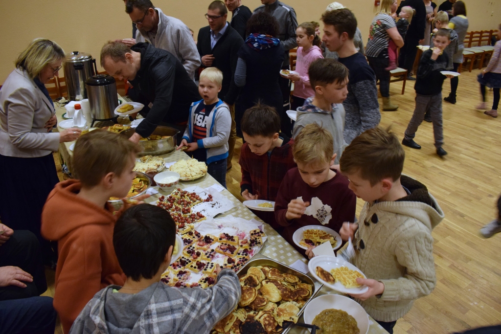 Aizgavēņa ballē Kurmenē ēd pašu ceptas pankūkas
