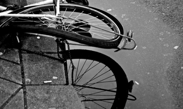 Auto Codes pagastā notriec velosipēdistu