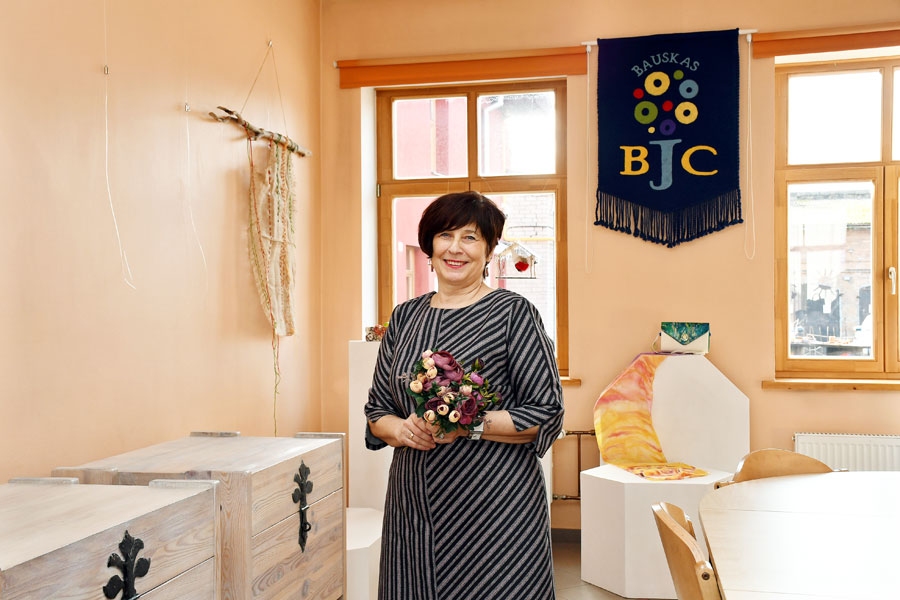 Dzīvi svētī ar smaidu