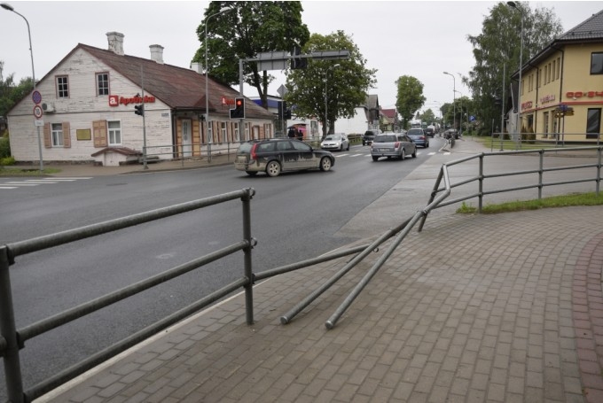 Sieviešu dienā dāmas vadīts auto ietriecas barjerā