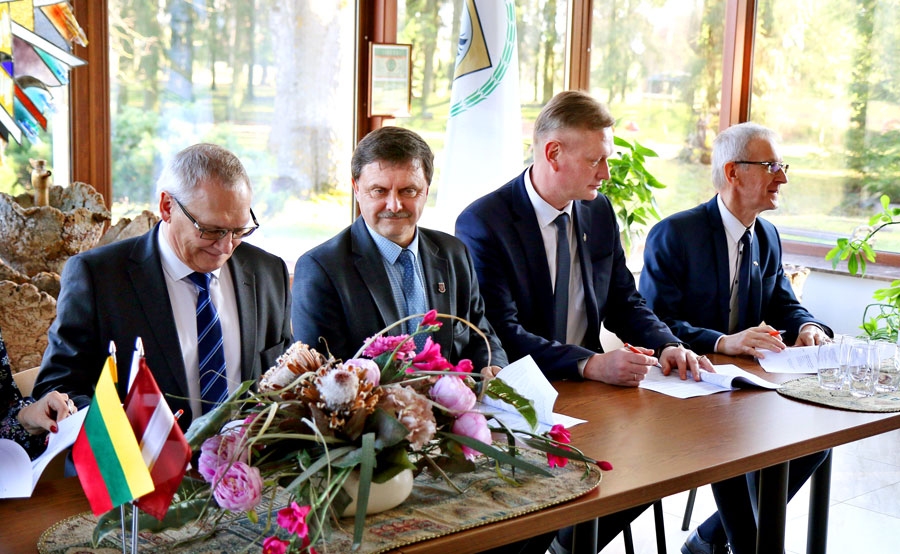 Pašvaldības paraksta akcijas «Iepazīsti kaimiņus Zemgalē!» līgumu