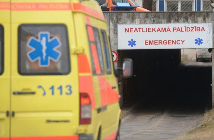 Astoņus mēnešus vecs mazulis apdedzina pieri ar gludekli