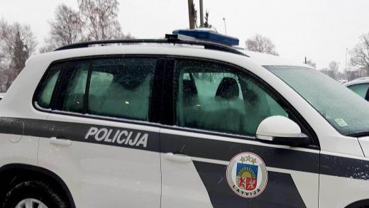 Neuzmanīgs autovadītājs Vecumniekos sabojā ēkas kondicionieri