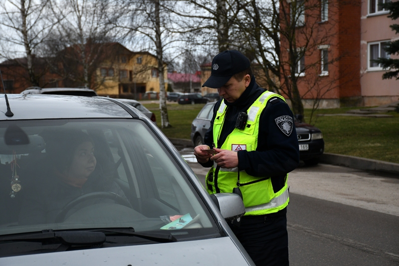 16 reizes nepiesprādzējies, un tiesības tiek atņemtas; policija reidā pārbauda auto drošības jostu lietojumu