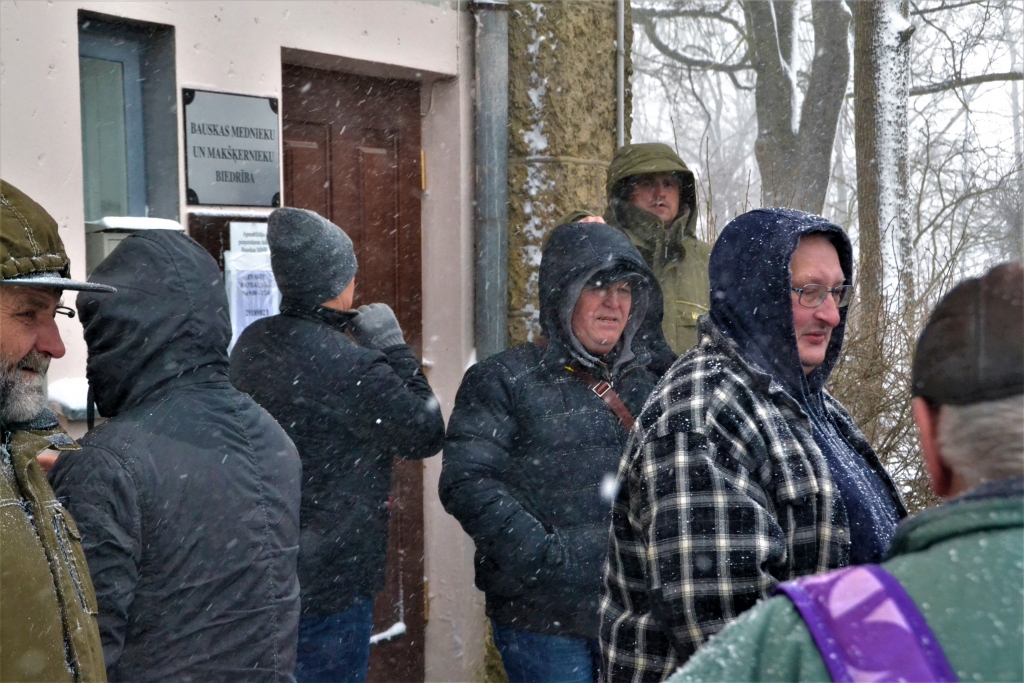 Copmaņi pulcējas pēc vimbu makšķerēšanas licencēm