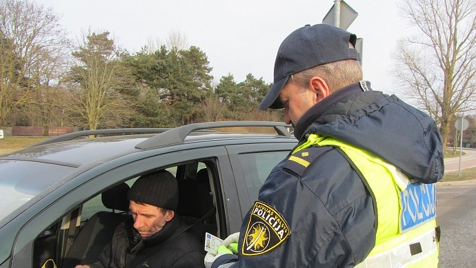 Joprojām autovadītāji un pasažieri nepiesprādzējas