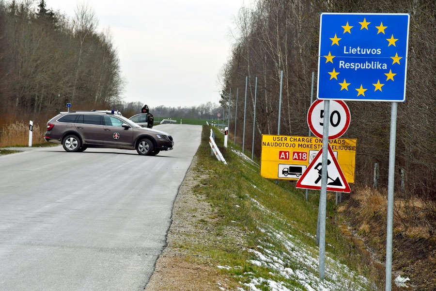 Lietuvā ievieš karantīnu, slēdz valstu robežas