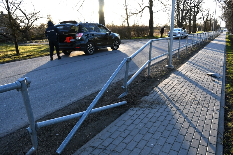 Vīrietis dzērumā ietriecas barjerā Pilsrundālē