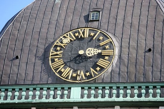 Latvija pārgājusi uz vasaras laiku, pulksteņa rādītājus pagriežot stundu uz priekšu