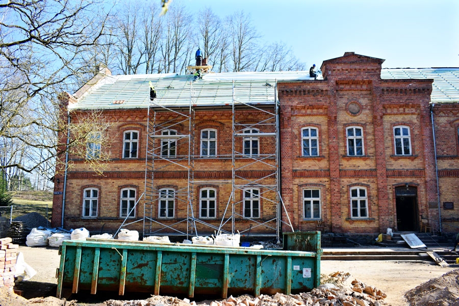 Sarkanā skola atgūst dzīvību