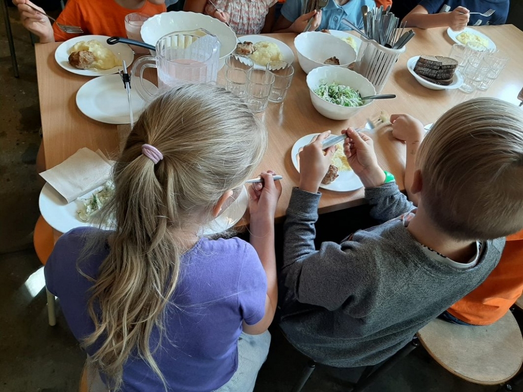 Mūspuses pašvaldības meklēs risinājumus skolēnu ēdināšanai mājās