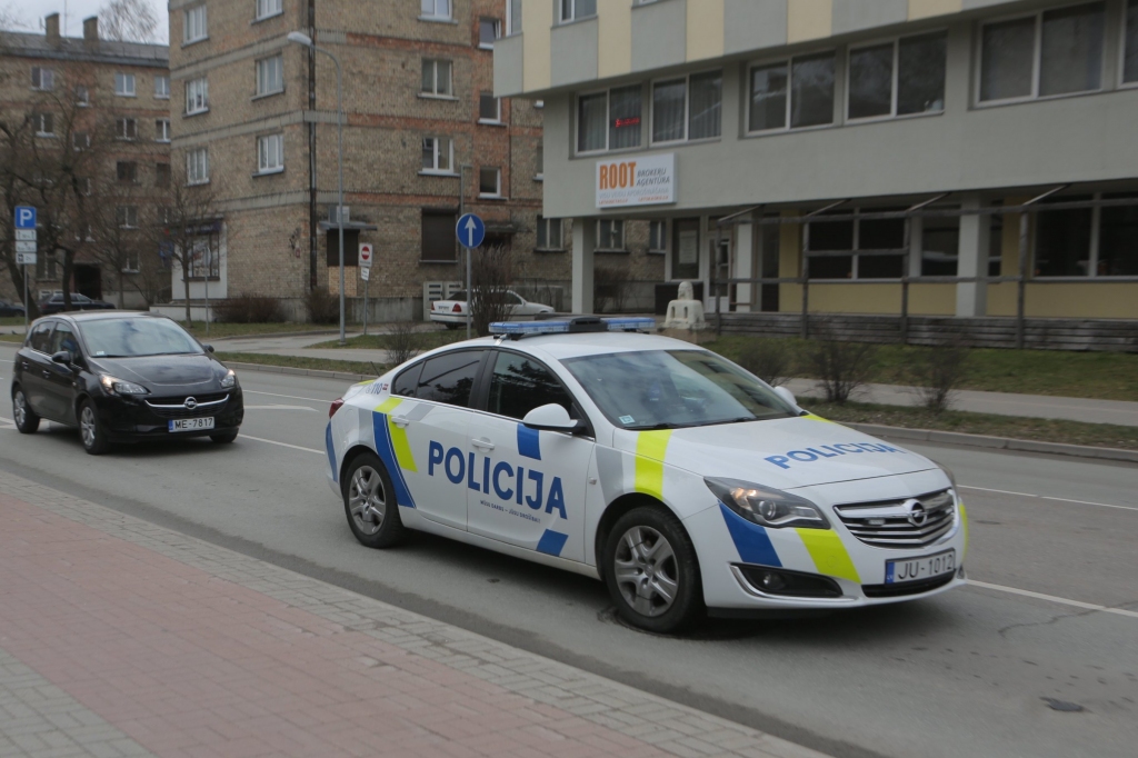 Policisti skaļrunī izsaka brīdinājumu nepulcēties