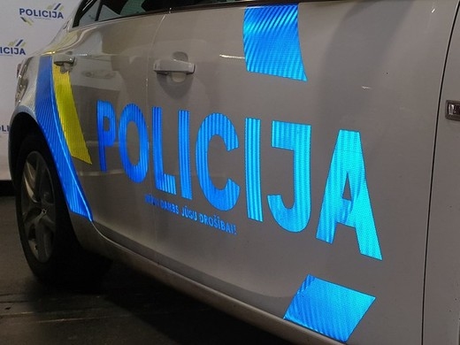 Kravas automašīna sabojā veikala durvis Bauskā