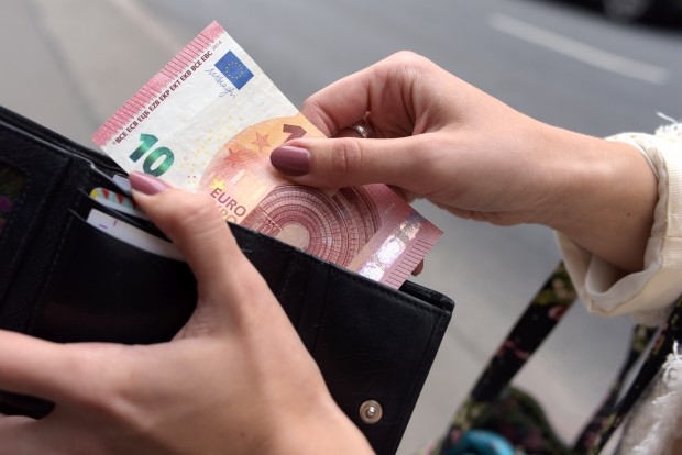Krīzes laikā ienākumi būtiski sarukuši 25% Latvijas iedzīvotāju