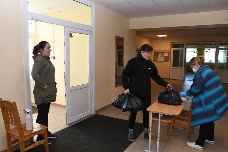Rundālē sāk izsniegt pārtikas pakas skolēniem un bērndārzniekiem