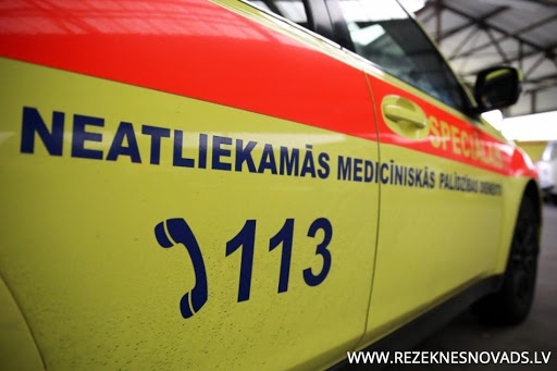 Vīrietis Iecavā ietriecies kokā