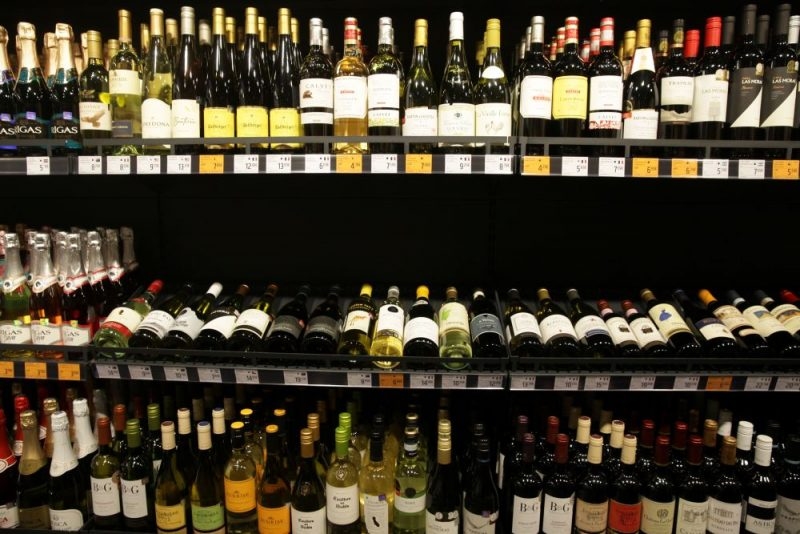 Valdība atbalsta priekšlikumu atļaut alkoholisko dzērienu tirdzniecību internetā