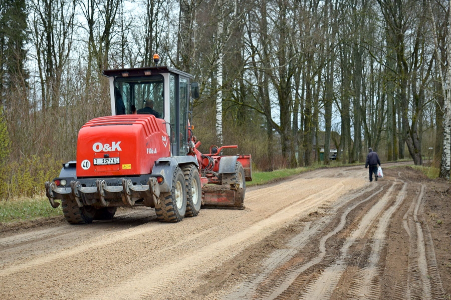 Atjauno autoceļu segumu